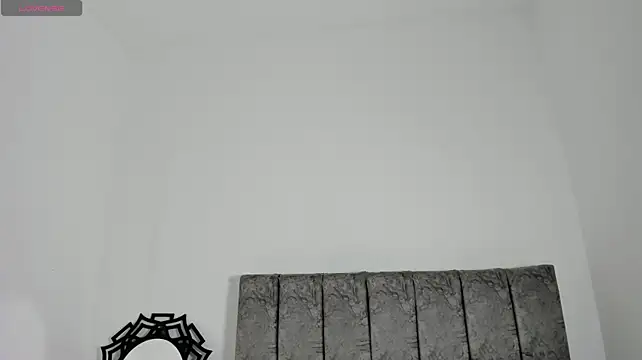 AmbarBrownn1_ live room snapshot on Stripchat
