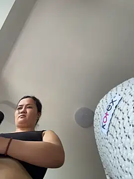 Amy_168 live room snapshot on Stripchat