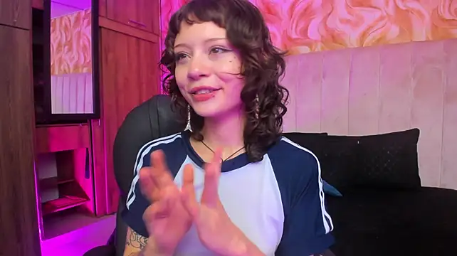 Anyadove captura de la sala en vivo en Stripchat