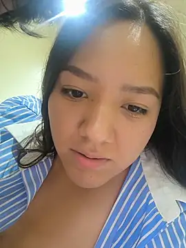 AshMontu live room snapshot on Stripchat