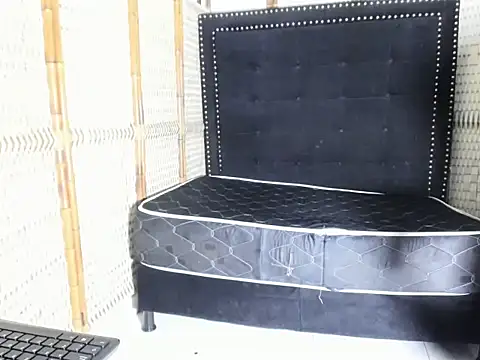 AuroraSeXR live room snapshot on Stripchat
