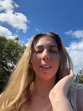 Aussielulu live room snapshot on Stripchat