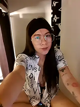 Bad_bish21 live room snapshot on Stripchat
