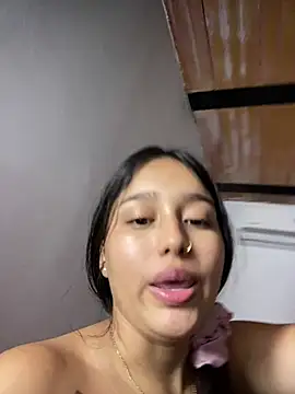BellaGaitan снимок онлайн-комнаты на Stripchat
