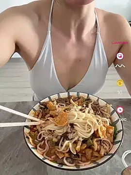 Bella_168 live room snapshot on Stripchat