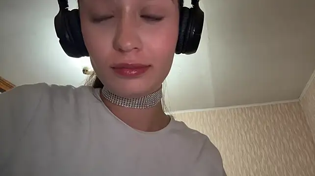 BelvaRandazzo Momentaufnahme des Live-Raums auf Stripchat