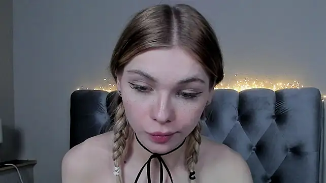 Blondy_Fina Momentaufnahme des Live-Raums auf Stripchat
