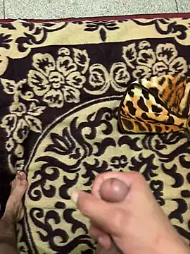 BooZeeeeB live room snapshot on Stripchat