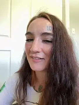 BrattyKiller momentopname van live room op Stripchat