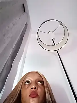 Busty_Bambi Momentaufnahme des Live-Raums auf Stripchat