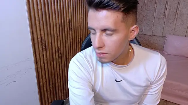 CLYDE_TAY live room snapshot on Stripchat