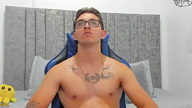 Calvin_Hunter live room snapshot on Stripchat