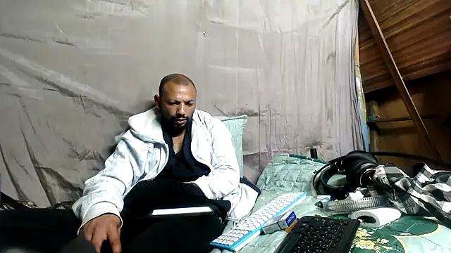 Camodick live room snapshot on Stripchat