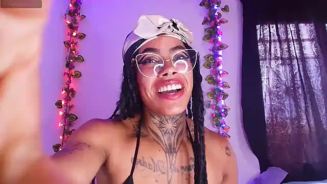 Canela_Osada_ momentopname van live room op Stripchat