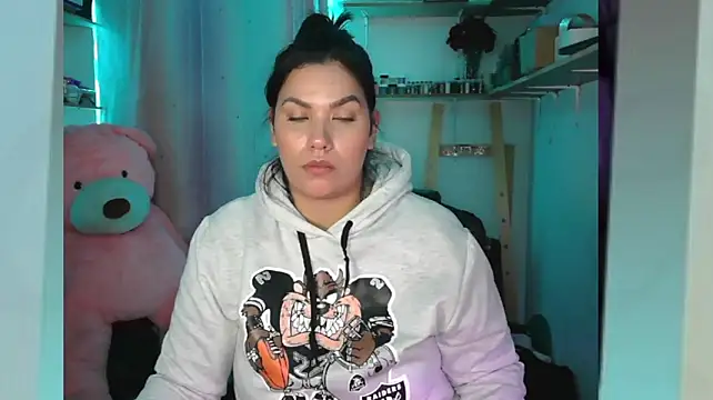 CarolinaRincon live room snapshot on Stripchat