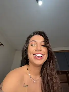Carolini09 live room snapshot on Stripchat