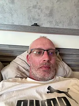 Cedric7653 momentopname van live room op Stripchat