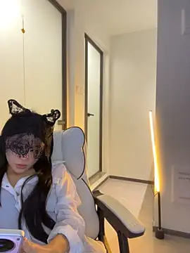 Celine-1010 live room snapshot on Stripchat