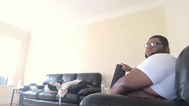 Chiblkchubottom2012 live room snapshot on Stripchat