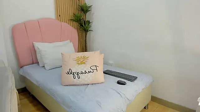 ChikiBom28 снимок онлайн-комнаты на Stripchat