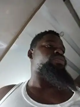 Chocolate_factory_man live room snapshot on Stripchat
