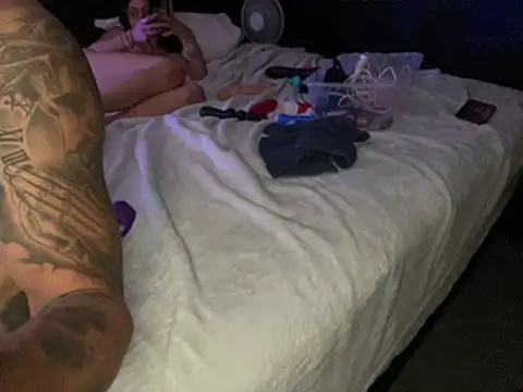 Cozella69 live room snapshot on Stripchat