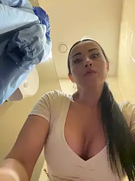 CrazzyChicks live room snapshot on Stripchat
