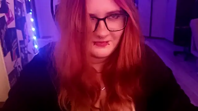 CutieRoar live room snapshot on Stripchat