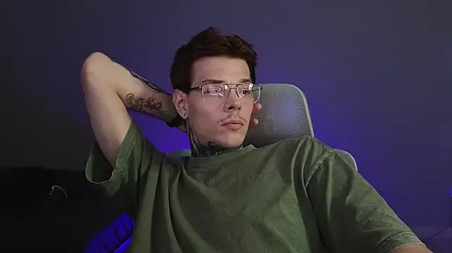 DENIS_HERE live room snapshot on Stripchat