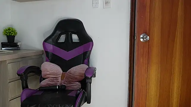 DRACARYSS_ live room snapshot on Stripchat