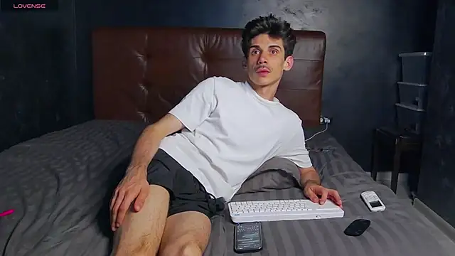 DanielCrush1 live room snapshot on Stripchat