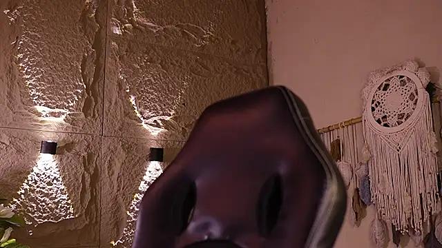 DannSaenz live room snapshot on Stripchat
