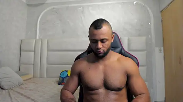 Dark_lennox снимок онлайн-комнаты на Stripchat