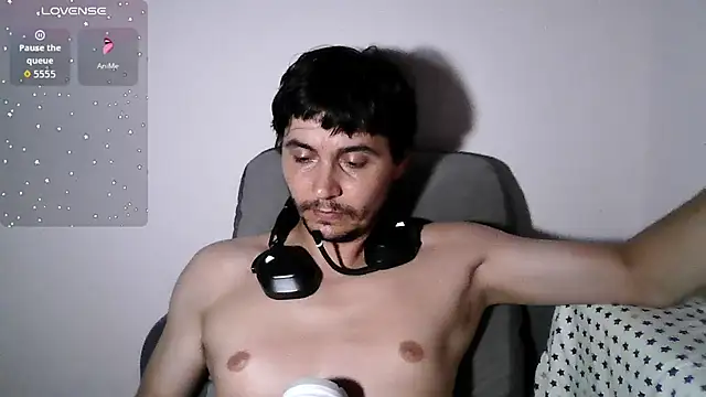 David_storm live room snapshot on Stripchat