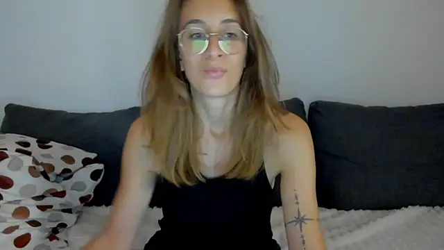 DesireMore90 momentopname van live room op Stripchat
