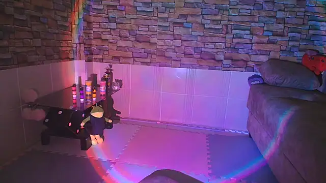 Dhalila_ live room snapshot on Stripchat