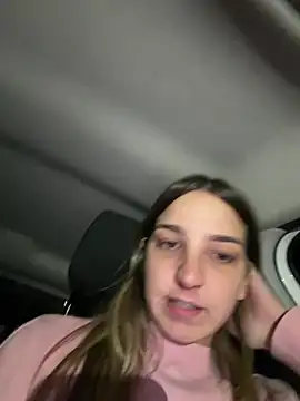 DoriDelux66 live room snapshot on Stripchat