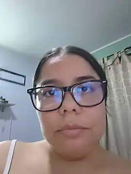 Eimy__saenz снимок онлайн-комнаты на Stripchat