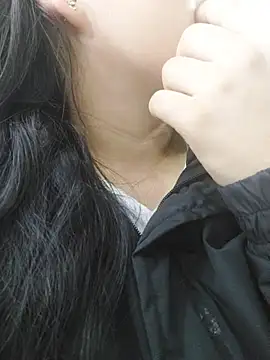Elinaax momentopname van live room op Stripchat