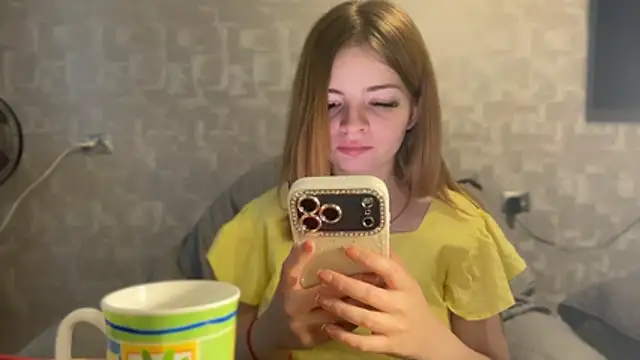 Elirya live room snapshot on Stripchat