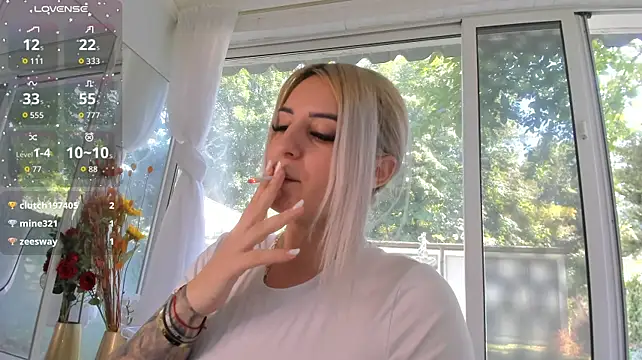 Ella_Vee live room snapshot on Stripchat