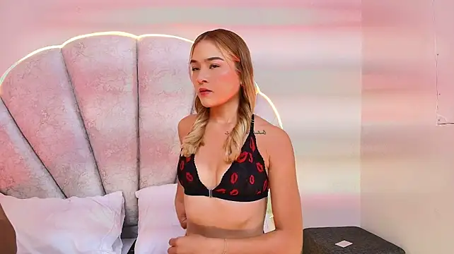 EllieAndMolly live room snapshot on Stripchat