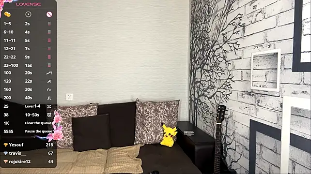 ElmiraDabato live room snapshot on Stripchat