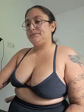 EmaTramel1 live room snapshot on Stripchat