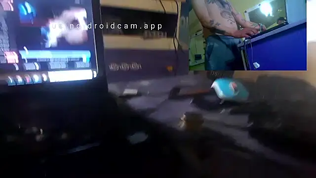 Emi812 live room snapshot on Stripchat