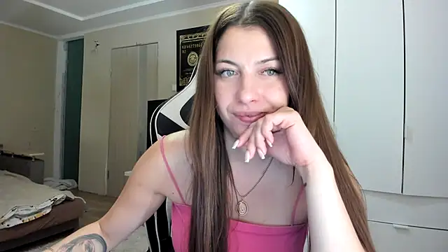 EmiLovsi momentopname van live room op Stripchat