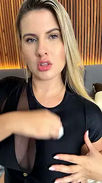 EmiilyAdams_ live room snapshot on Stripchat