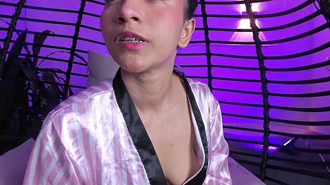 Emily_bruss momentopname van live room op Stripchat