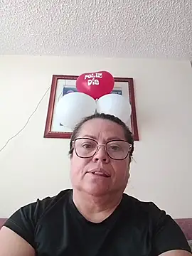 Emperatrizlady live room snapshot on Stripchat