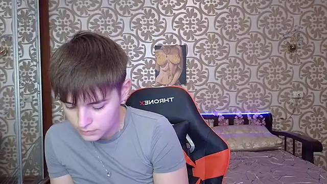 EmyHills live room snapshot on Stripchat